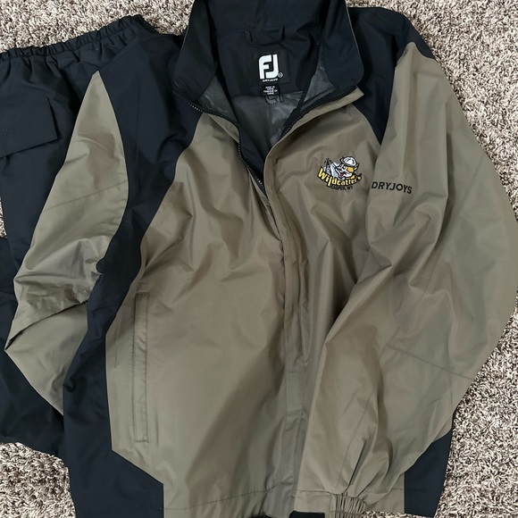 FootJoy Golf 3 Piece DryJoy Rain Jacket/ Pants and
Shirt Set - Picture 4 of 14